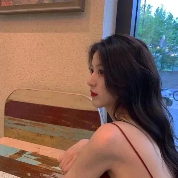 男人女人向前走